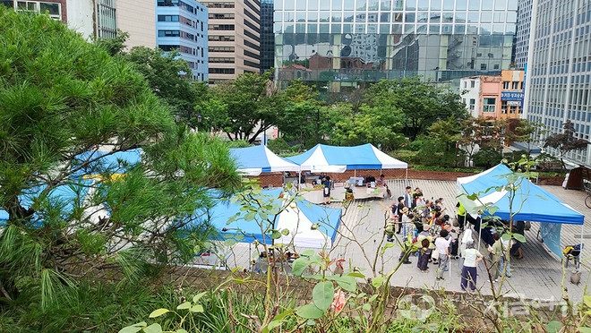 17일 명동 가톨릭회관 앞마당에서 농민 주일 기념 행사가 있었다. 명동보름장 등 다양한 부스가 마련됐다. ⓒ배선영 기자<br>