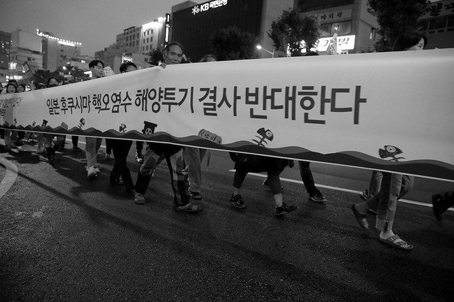 부산시민결의대회를 마치고, 부산 시민들이 부산역 광장에서 일본 영사관까지 행진하고 있는 모습.&nbsp;ⓒ장영식