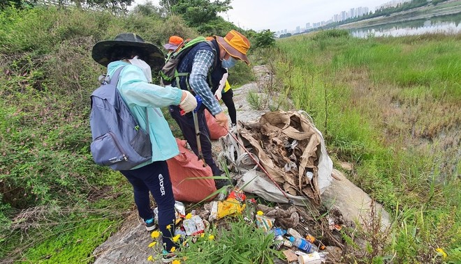 용현갯골 주변 해양쓰레기 소탕 작전 중인 단원들. (사진 제공 = 가톨릭환경연대)