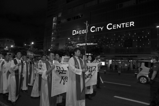 시국미사를 마치고 대구 시내를 행진하는 사제단의 모습. 사제단 뒤에는 수도자들과 시민들이 뒤따르면서 "퇴진"과 "탄핵"을 외쳤다. ⓒ장영식