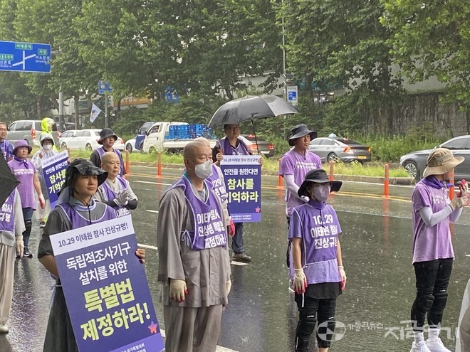 뒤따르는 시민과 종교인들. 수도자들은 유가족들도 입지 않는 우비를 입기 미안하다며 수도복이 젖는 것도 아랑곳하지 않았다.  ⓒ정현진 기자