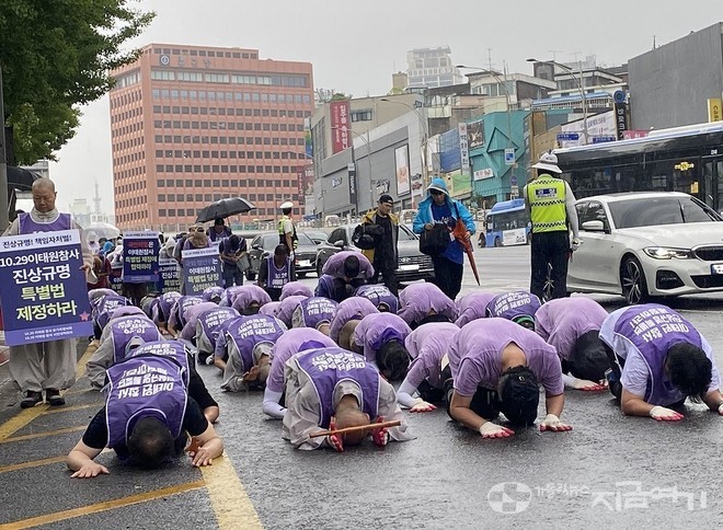 빗속에서 진행된 둘째 날 삼보일배. 앞에는 유가족과 종교계 대표들이 뒤에는 시민들이 따랐다. ⓒ정현진 기자