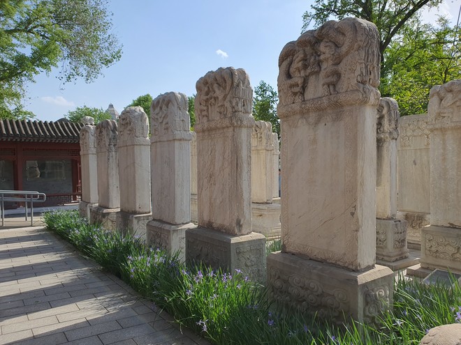 북경 석각예술박물관에 전시된 프랑스 선교사 묘비. 모두 34개의 선교사 비석이 있다. 대부분 북당 프랑스 선교사들의 것으로, 원래 정복사 묘지에 있었다. 비명(碑銘)은 라틴어와 중국어가 나란히 새겨져 있다. 각각의 묘비 아래에는 설명 표지석이 있다. 묘비 주인의 약력이 적혀 있다.  ⓒ오현석