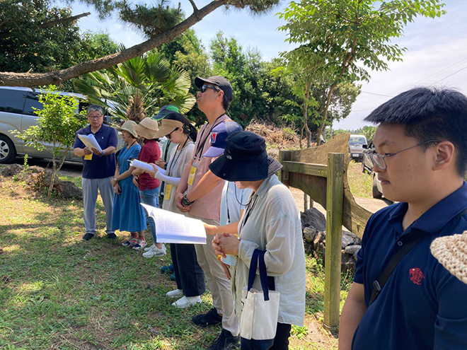 2023년 6월 제주4.3순례 중 송령이골 앞에서 순례단이 기도를 올리고 있다.&nbsp;©예수살이공동체