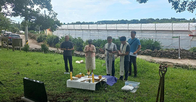 송령이골에 추모비를 세우고 미사를 올리고 있다.&nbsp;©예수살이공동체