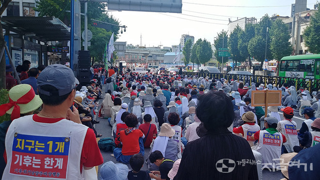 9월 23일 서울역 부근에서 923기후정의행진 미사를 봉헌했다. ⓒ배선영 기자<br>