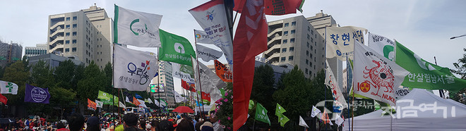 3만여 명이 참여한 이번 기후정의행진에 천주교 단체와 수도회, 성당에서 대거 참여했다. 기후정의행진에 동참한 천주교 단체들 깃발이 나부끼고 있다. ⓒ배선영 기자<br>