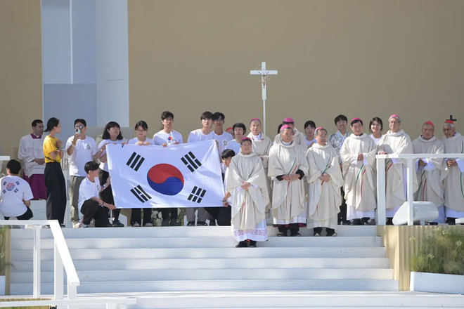 8월 1-6일 리스본에서 열린 세계청년대회 폐막미사에서 다음 2027년 개최지가 서울이라고 발표하자, 한국 주교들과 청년들이 태극기를 들고 축하하는 모습. (사진 출처 = WYD Lisbon 2023)<br>