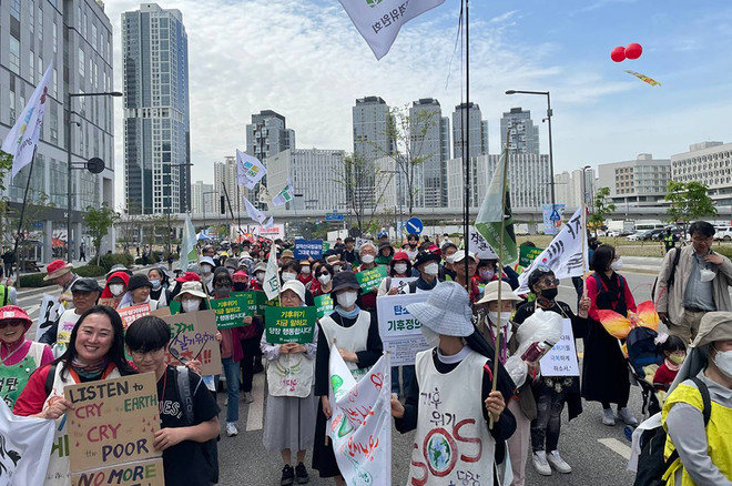 지난 4월 14일&nbsp;세종시 탄소중립녹색성장위원회 앞 일대에서 ‘414기후정의파업, 함께 살기 위해 멈춰’ 집회가 열렸다. 가톨릭기후행동 참가자들이 (사진 제공 = 가톨릭기후행동)