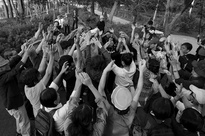 삼척에서는 반핵아시아포럼 참가자들과 삼척활동가들이 '원전백지화기념탑' 앞에서 '엘름 댄스’를 추면서 체르노빌과 후쿠시마에서 희생된 사람들과 자연생태계를 기억하며 추모했다.&nbsp;ⓒ장영식<br>