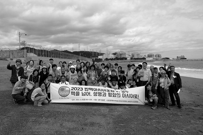 반핵아시아포럼 참가자들이 고리 핵발전소 앞에서 기념 촬영을 했다.&nbsp;ⓒ장영식<br>