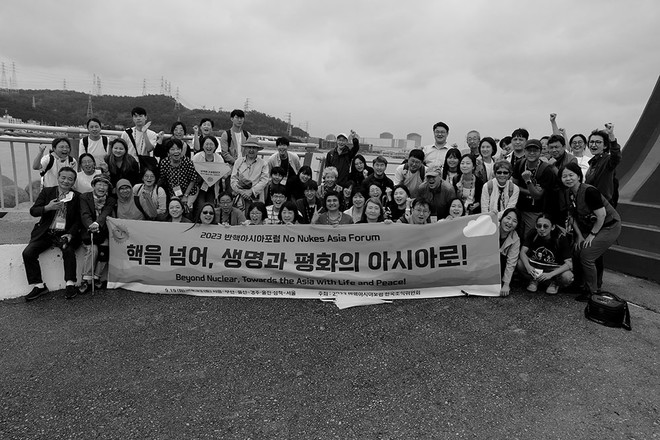 반핵아시아포럼 참가자들이 고리핵발전소 앞에서 기념 촬영을 했다. ⓒ장영식<br>