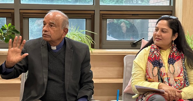 파키스탄 평신도신학연구소 대표 엠마누엘 아시 신부(왼쪽)와 알리시바 소장. (사진 제공 = 우리신학연구소)