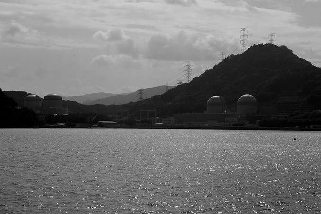 아름다운 절경의 바다에는 일본에서 가장 오래된 다카하마 핵발전소가 있었다. 다카하마 핵발전소에는 프랑스에서 화물선을 이용해서&nbsp;플루토늄과 우리늄을 혼합한 재활용 핵연료인 '혼합산화물(MOX)'을 반입해서 후쿠이현 시민들이 크게 반발하기도 했다.&nbsp;ⓒ장영식&nbsp;<br>