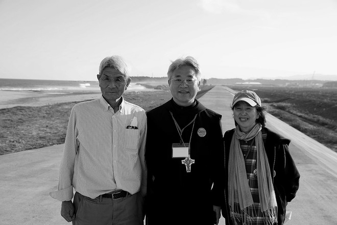 후쿠시마 핵발전소가 보이는 방파제에서 한국천주교주교회의 생태환경위원회 위원장 박현동 아빠스(가운데)와 이선희(오른쪽) 씨가 함께했다. 이선희 씨는 통역과 안내를 맡았다. ⓒ장영식<br>