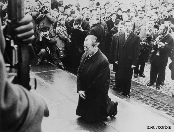 1970년 서독 총리 빌리 브란트는 폴란드 바르샤바의 추모지에서 2차 대전 중 나치가 행한 만행에 대해 무릎을 꿇고 사과했다. (사진 출처 = 위키미디어)<br>