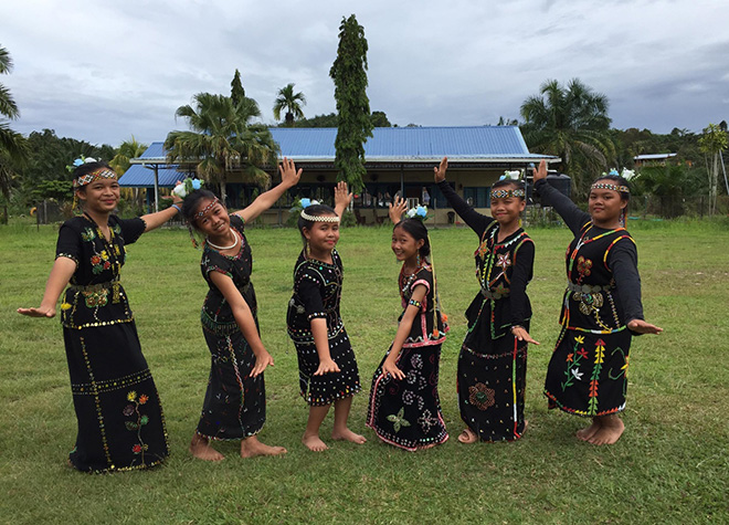 끄닝아우 교구내 깜뿡 달리트(Kampung Dalit) 마을의 소녀들이 전통 복장을 하고 이동학교 참가자들의 현장 탐방을 환영하는 춤을 추고 있다. (사진 제공 = 황경훈)