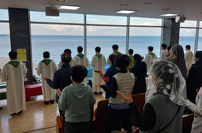 미사 중 북녘땅을 향해 평화의 기도를 하는 참가자들. (사진 제공 = 민족화해가톨릭네트워크)<br>