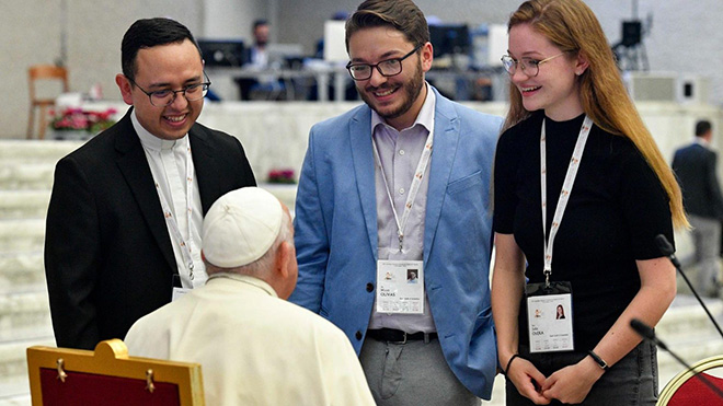 프란치스코 교황을 만나고 있는 시노드에 참석한 젊은이들. (사진 출처 = 바티칸뉴스)