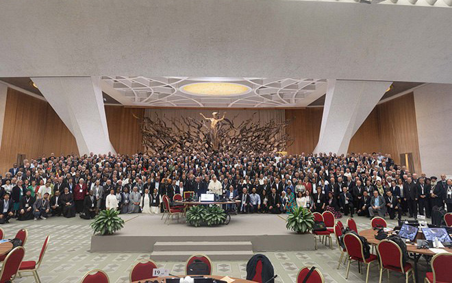 제16차 세계주교시노드 1차 본회의 단체 모습, (사진 출처&nbsp; = 제16차 주교시노드 정기 총회 페이스북)<br>