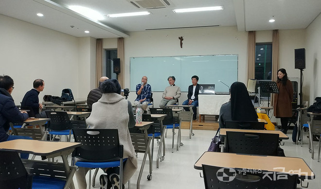 예수회 인권연대연구센터가 15일 콘퍼런스를 열고, 프란치스코 교종의 문헌과 활동, 신학적 배경을 살펴보며, 한국 교회의 역할을 모색했다. ⓒ배선영 기자<br>