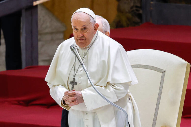 프란치스코 교종이 12월 13일 바티칸 바오로 6세 강당에서 진행된 주례 일반알현을 시작하고 있다. (사진 출처 = americamagazine.org)