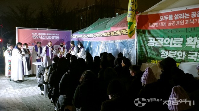 19일 국회 농성장 앞에서 10.29 이태원 참사 추모 미사가 봉헌됐다. ⓒ배선영 기자