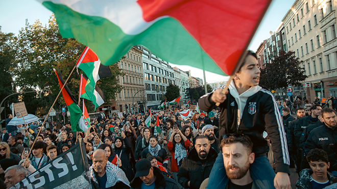 10월 23일 독일 베를린에서 벌인 팔레스타인 연대 시위. 세계 여러 도시도 시위를 펼쳤다. (사진 출처 = Montecruz Foto)<br>