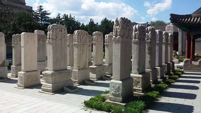 북경석각예술박물관에 전시된 정복사 묘지의 선교사 비석. 정복사 묘지의 시작과 거기 묻힌 이들에 관한 이야기는 ‘청 제국의 안뜰 10’편(2023년 9월)에서 다루었다. ©오현석<br>
