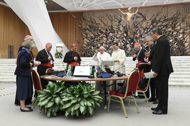 2023년 10월 28일 바티칸의 바오로 6세 홀에서 열린 주교회의 마지막 실무회의를 마치며 프란치스코 교종이 축복하고 있다. (사진 출처 = CNS, Vatican Media)<br>