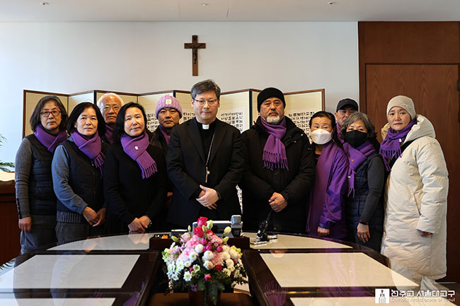 1월 24일 정순택 대주교가 이태원 참사 유가족들과 만나 위로하고 격려했다. (사진 출처 = 천주교 서울대교구)