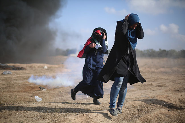공격을 피하고 있는 팔레스타인인들. (이미지 출처 = Pixabay)