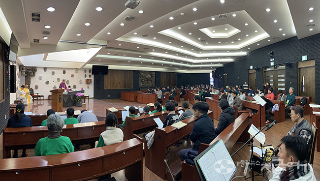 지난 3월 1일 한국순교복자성직수도회 본원에서 열린 예수살이공동체 창립 26주년 감사 미사에서&nbsp; '이승만 기념관 건립 반대 입장문'을 김승한 신부가 대표로 낭독하고 있다.&nbsp;ⓒ경동현 기자