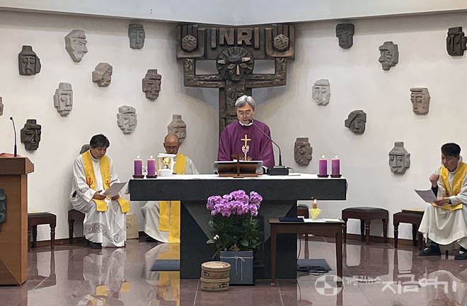 예수살이공동체 대표 김승한 신부(의정부교구)가 입장문을 낭독하고 있다. ⓒ경동현 기자