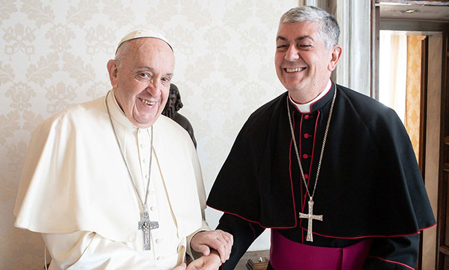 (왼쪽부터) 프란치스코 교종과 조반니 가스파리 대주교. (사진 제공 = 바티칸뉴스)<br>