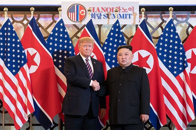 2019년 2월 27일 두 번째 정상회담을 위해 도널드 트럼프 대통령과 김정은 조선민주주의인민공화국 국무위원장이 하노이에서 만났다. ⓒ백악관&nbsp;Shealah Craighead<br>