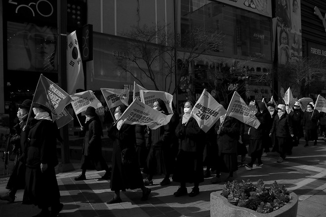 세월호 참사 10주기를 맞아 수도자들이 생명안전사회 건설과 진상규명을 요구하며 행진하고 있다.&nbsp;ⓒ장영식