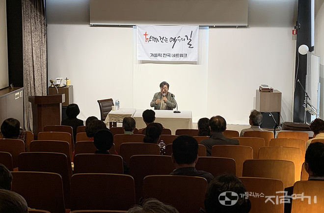 김익한 교수는 애도와 일상 속 실천에 대해 말하며, 세월호&nbsp;아이들이 자신의 삶을 바꾸게 해준 귀한 존재라고&nbsp;고백했다. ⓒ김지환 기자<br>