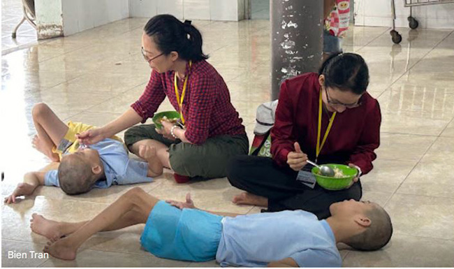 프란치스코 센터에서 환자에게 밥을 먹이고 있는 이동학교 참가자들. (사진 출처 = ALL Forum)