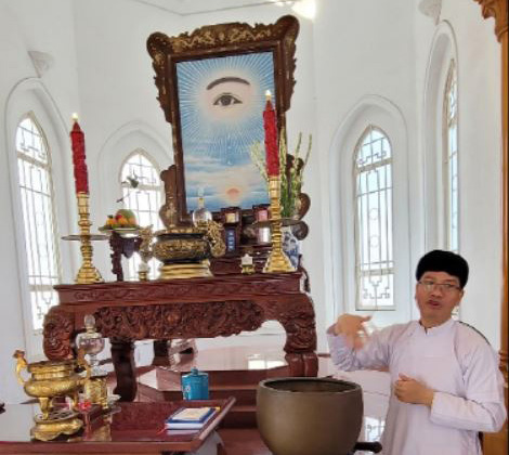 카오다이교의 성지에서 부이응옥찐 수도자가 카오다이교의 의례에 대해 설명하고 있다. (사진 출처 = ALL Forum)