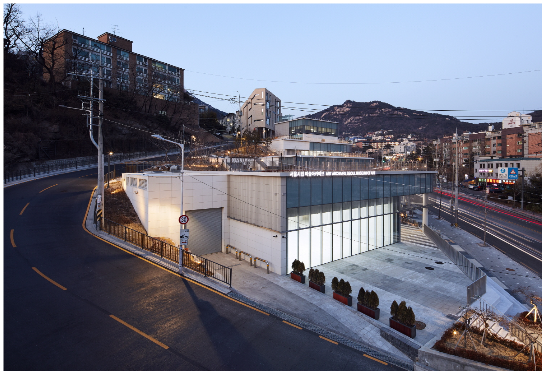 이는 인간 주체의 기억이 다양한 기술적 대상들과의 네트워크를 통해 기술적 공진화를 이루는 오늘날 아카이브 미술의 현장을 잘 보여 준다.&nbsp; (사진 제공 = 서울시립 미술아카이브)<br>