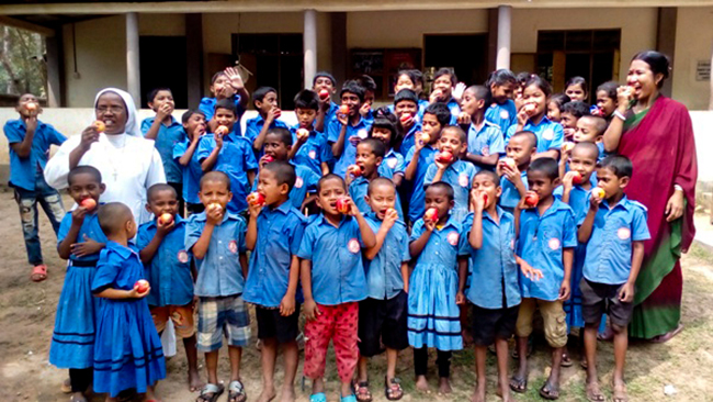 간식으로 사과를 먹는 학생들. ⓒ한국희망재단<br>