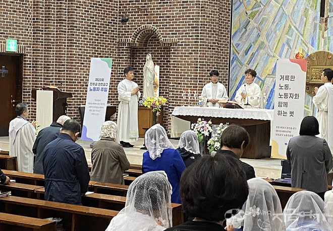 부활 제5주일에 지내는 인천교구 '노동자 주일' 미사를 28일 원미동 성당에서 봉헌했다. ⓒ정현진 기자