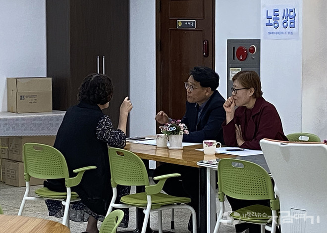 미사 전후로 진행한 무료 노동 상담. ⓒ정현진 기자<br>