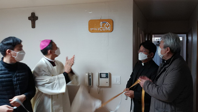 서울대교구 빈민사목위원회가 마련한 사회주택 축복식. 기증을 받거나 교회가 가진 유휴 부동산을 주거 약자를 위해 지원한다. (사진 제공 = 빈민사목위원회)