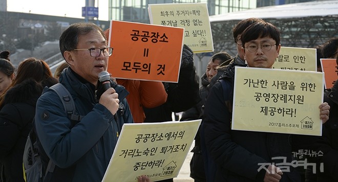 홈리스 지원과 연대, 무연고자 장례 지원 등도 빈민사목위원회가 함께하는 주요 활동이다. 홈리스 추모 기간에 함께한 빈민사목위원회 나승구 신부. ⓒ정현진 기자