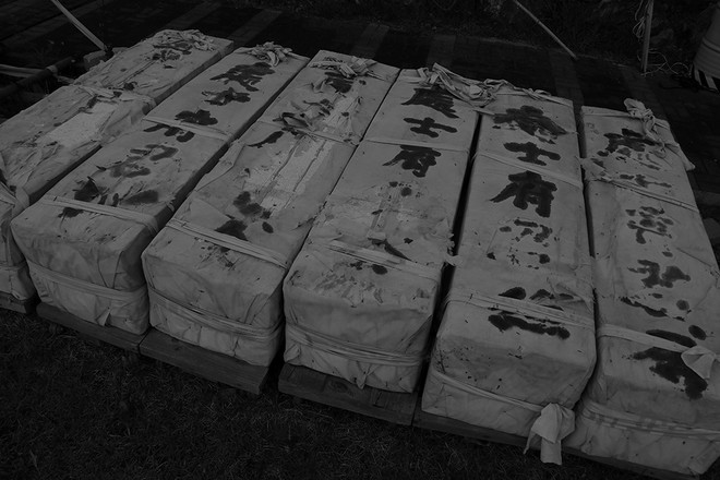 나아리 주민 농성장 앞의 관들의 빛이 바래어서 낡아 있었다. 우리 사회의 낡고 경색된 마음처럼. ⓒ장영식<br>