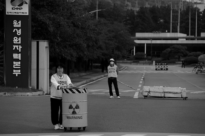 나아리 마을 주민 농성장에서부터 한국수력원자력 월성원자력본부 정문 앞으로 핵폐기물을 상징하는 드럼통과 '사는 게 죽는 것과 똑같은 걸 보여 주고 싶은 마음'으로 빛바랜 낡은 관을 끌고 시위를 하는 모습. ⓒ장영식<br>