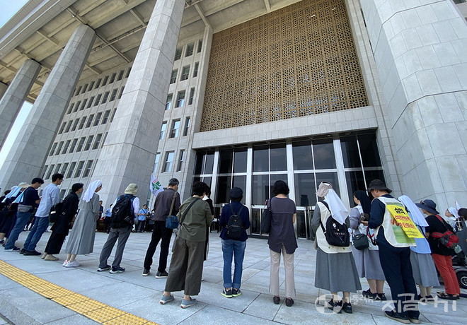 미사 뒤, 국회 본관 앞에서 탈석탄법 제정을 위한 묵주기도를 하는 참가자들. ⓒ정현진 기자<br>