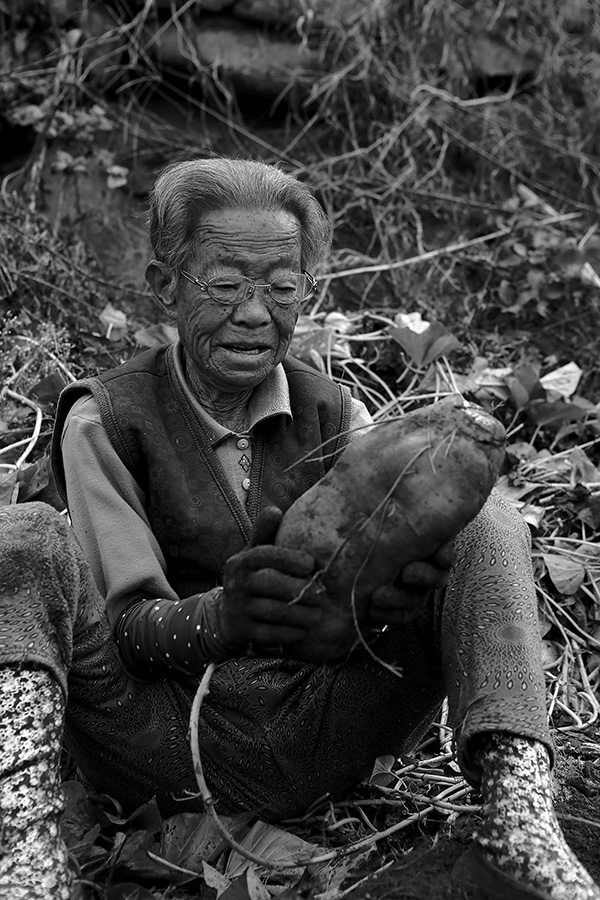 생전에 말해 할매는 대문 앞의 송전탑을 바라보며 긴 한숨을 내쉬며 말했습니다. "내 죽기 전에 저 송전탑을 뽑아뿔 끼라"라고. 그러나 할매는 끝내 송전탑 없는 산과 들을 보지 못하고 돌아가셨습니다. 우리는 말해 할매를 잊지 않고 기억합니다. ©장영식<br>